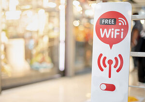 Ein Schild auf dem "Free WiFi" steht